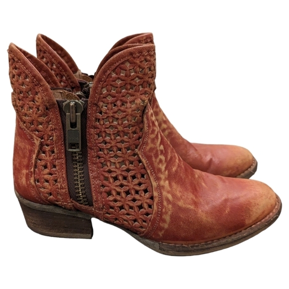 Circle G Corral Red Cut Out Shortie Bootie - Picture 7 of 15